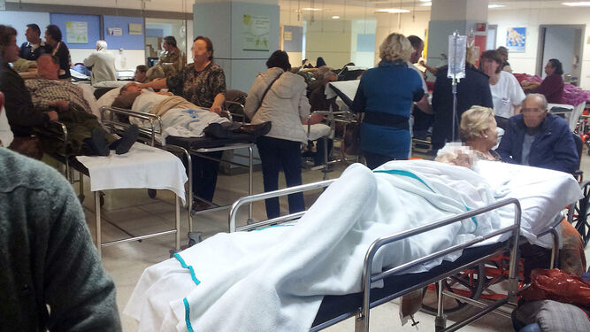 Enfermos en la sala de urgencias de un hospital público.