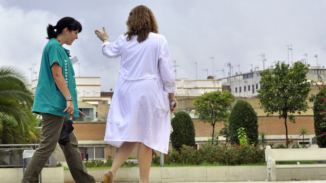 Dos profesionales en el complejo hospitalario Virgen del Rocío.