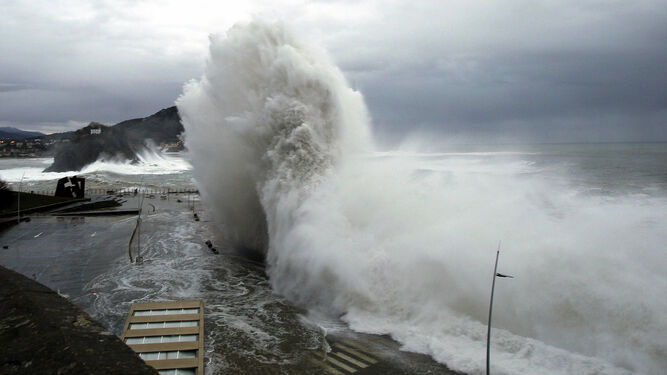 Una fuerte ola sobre impacta contra el paseo de San Sebastián.