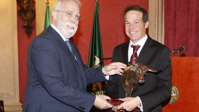 El presidente del Colegio de Veterinarios, Ignacio Oroquieta Menéndez, entrega el trofeo a Justo Hernández.