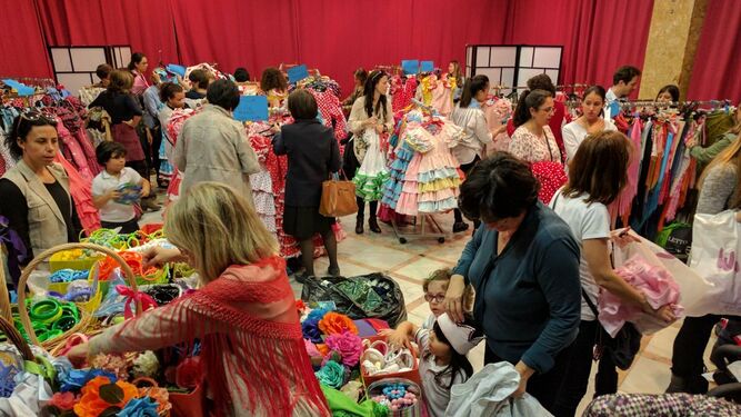 La venta de moda flamenca de segunda mano se ha triplicado entre enero y marzo en Sevilla y Cádiz.