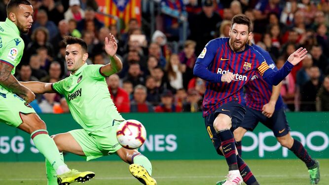Messi remata con su zurda desntro del área en la acción del 1-0 ante el Levante que le dio el título de Liga al Barcelona.