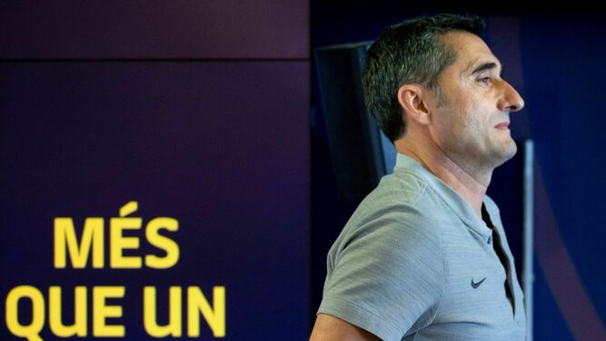El entrenador del Barcelona, Ernesto Valverde, en la sala de prensa de la ciudad deportiva.