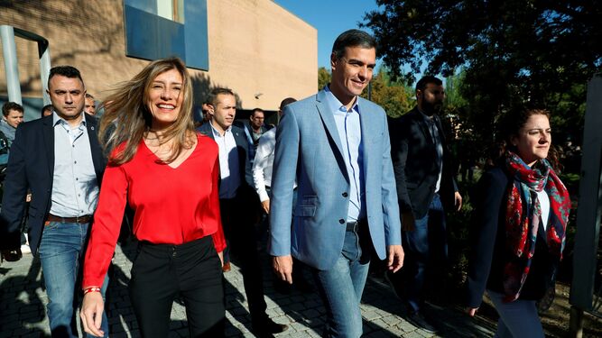 Pedro Sánchez, este domingo, yendo a votar con sus esposa.