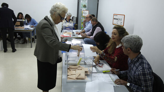 Votación en un colegio electoral de Sevilla.