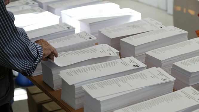 Las papeletas dispuestas en una mesa electoral.