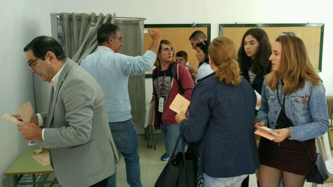Votantes en uno de los colegios electorales de Málaga.