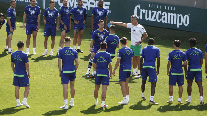 Marcos Álvarez dirige un ejercicio en el entrenamiento del Betis.