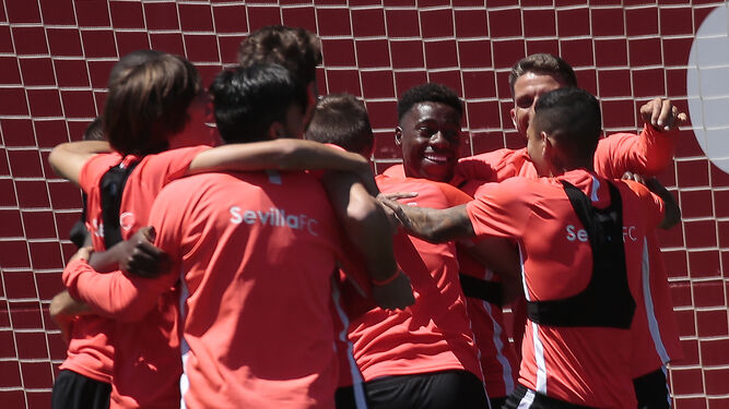 Risas y bromas entre los jugadores del Sevilla en un entrenamiento.