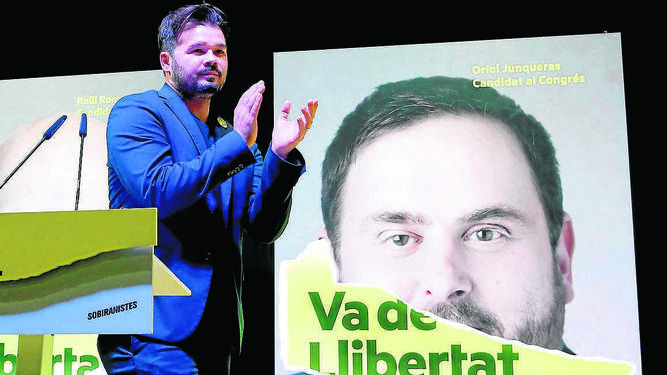 El candidato de ERC al Congreso Gabriel Rufián celebra la victoria de su partido en Cataluña.