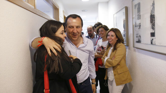 José Luis Ruiz Espejo, secretario general del PSOE en Málaga, celebra los resultados de las generales.