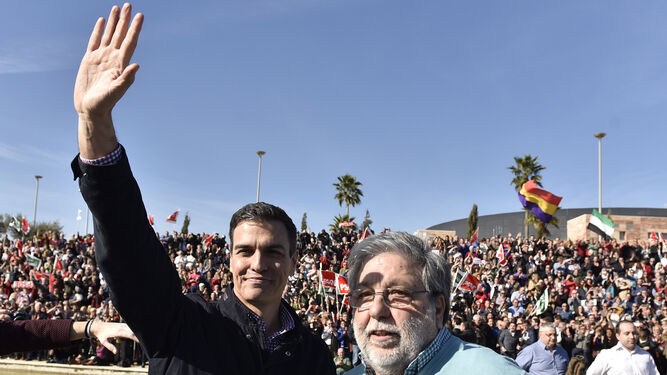 Pedro Sánchez, cuando se lanzó a recuperar la Secretaría General del PSOE, en Dos Hermanas, con Francisco Toscano.