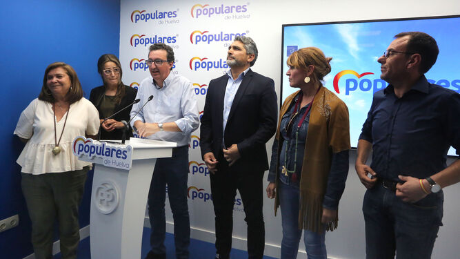 Manuel Andrés González, junto a Carmen Céspedes, Bella Verano, Juan José Cortés, Pilar Miranda y Ángel Sánchez, en la noche del 28-A.