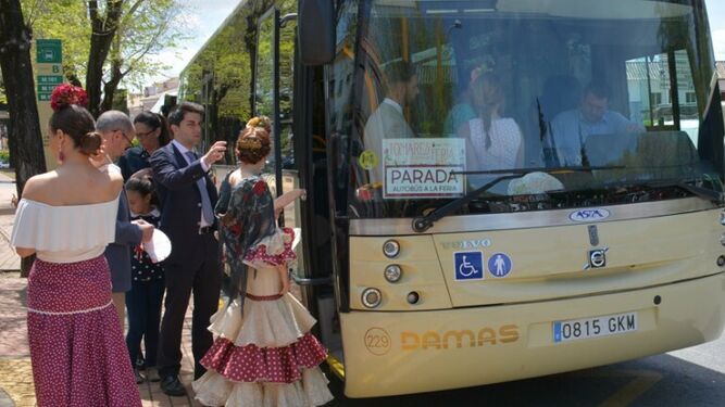 El autobús de Tomares hacia la Feria de Sevilla.