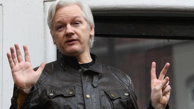 Julian Assange, en un balcón de la embajada de Ecuador.