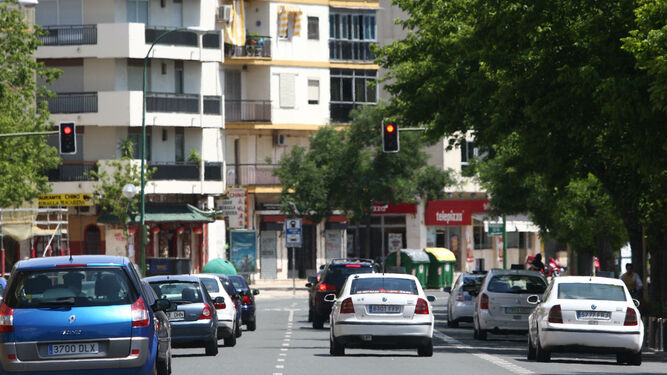 Tráfico de vehículos en la ronda histórica, la principal vía que conecta el centro con los barrios.