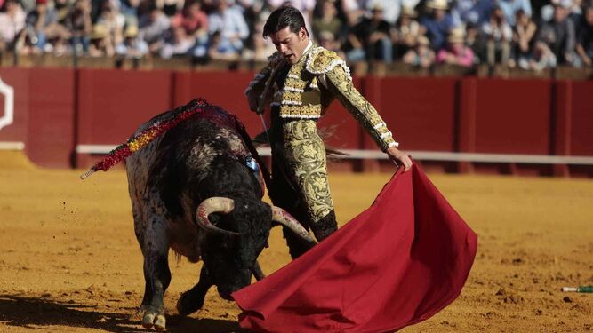Una imagen del primero toro de la tarde con José Garrido.