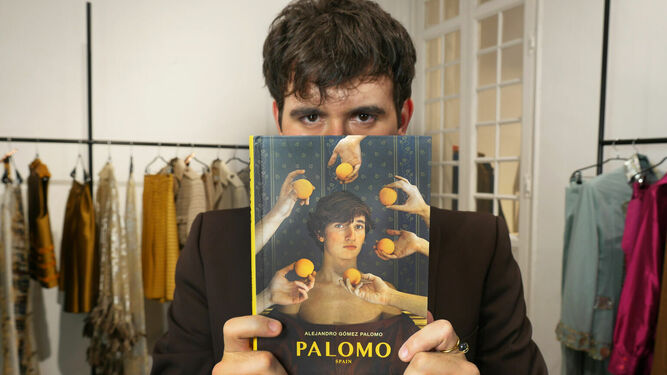 Alejandro Palomo,  con el libro que acaba de presentar sobre su carrera.