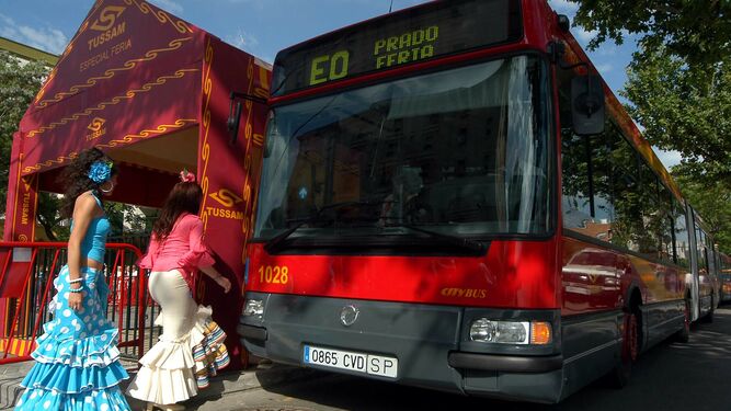Dos chicas se dirigen al autobús directo a la Feria que sale desde El Prado.