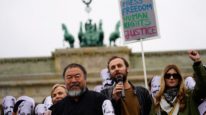 El artista chino Ai Weiwei en una manifestación este jueves en apoyo a Assange, delante de la Puerta de Brandemburgo, en Berlín.