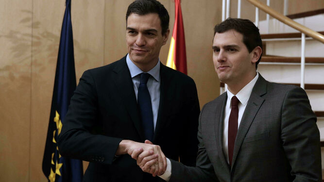 Pedro Sánchez y Albert Rivera, poco antes de reunirse en febrero de 2016, dentro de la ronda de contactos del líder socialista para formar Gobierno.