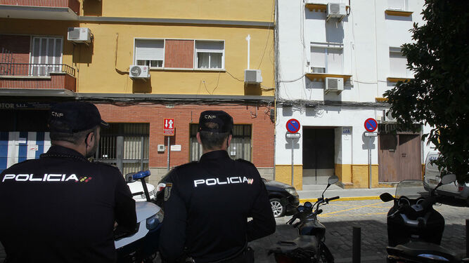 Dos policías montan guardia el pasado martes druante uno de los registros en la calle Alfarería.