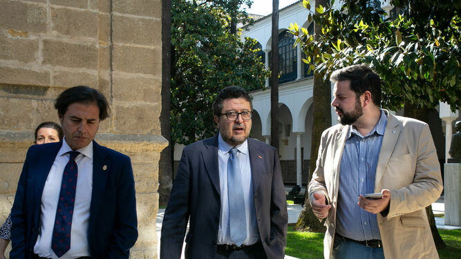 Los diputados de Vox Benito Morillo y Francisco Serrano, con un colaborador del grupo parlamentario.