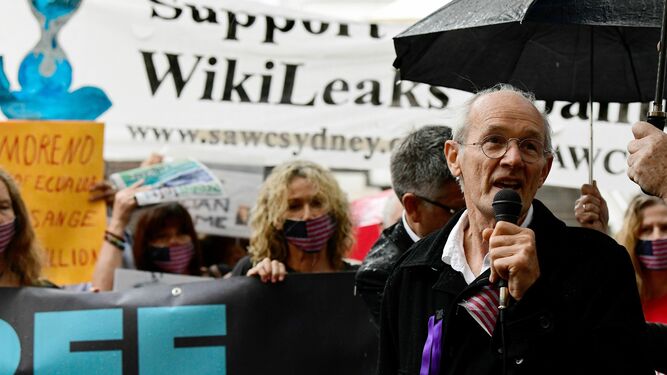 El padre de Julian Assange, John Shipton, habla durante una manifestación este viernes en Martin Place, en Sydney (Australia), durante el Día Mundial de la Libertad de Prensa.