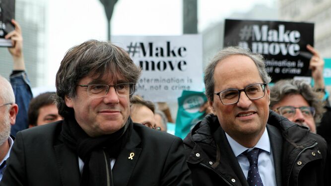 Carles Puigdemont y  Quim Torra,  junto a ex 'consellers' y simpatizantes independentistas, el jueves frente al edificio de la Comisión Europea en Bruselas.