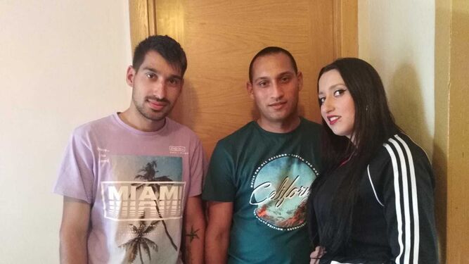 Francisco, Cristian y Susana, tres de los hermanos Muñoz Torres, que ahora buscan al más pequeño.