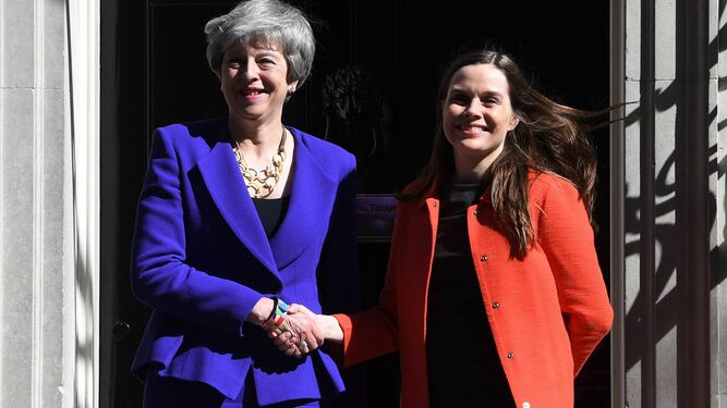 Theresa May saluda en Downing Street a Katrin Jakobsdottir, primera ministra islandesa.