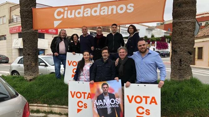 Miembros de la agrupación local de Cs en Morón, en la campaña de las elecciones generales en el municipio.