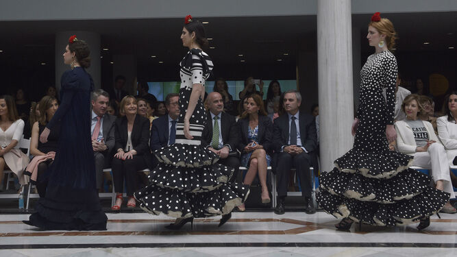 Desfile de moda flamenca en CaixaBank.
