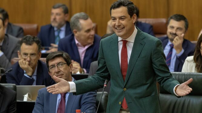 El presidente de la Junta, Juanma Moreno, junto al vicepresidente, Juan Marín, en el Parlamento.