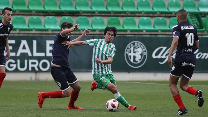 El verdiblanco Rodri disputa un balón dividido ante dos futbolistas del Algeciras.