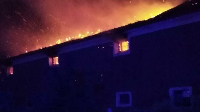 Aparatoso incendio en la Hacienda Ibarburu de Dos Hermanas