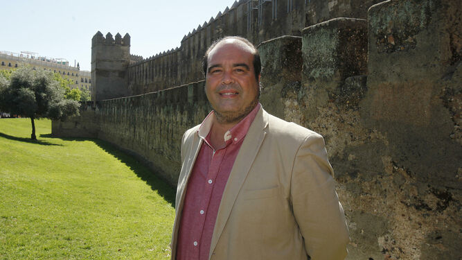 Julio Mayo, junto a las murallas de Sevilla.