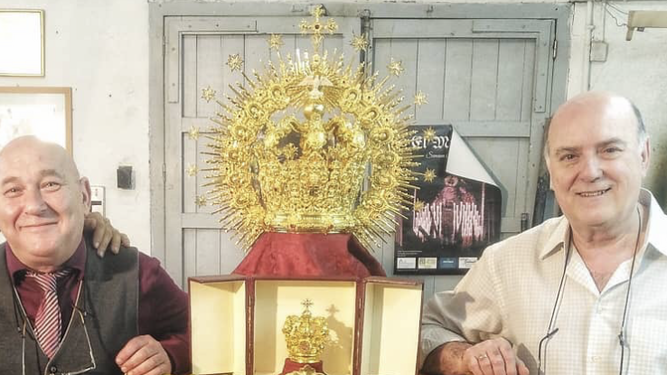 Los Hermanos Delgado posan junto a las coronas de oro de la  Virgen y del Divino Pastorcito.