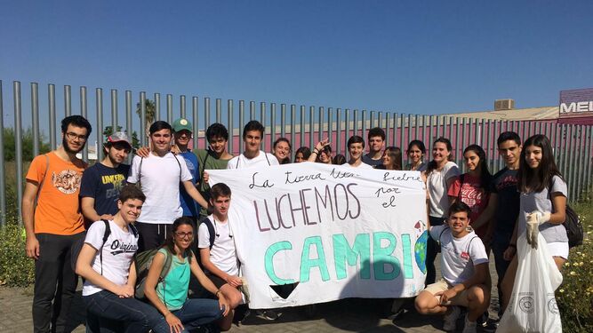 Alumnos del Colegio Alemán de Sevilla participantes en la recogida y reciclaje de residuos.