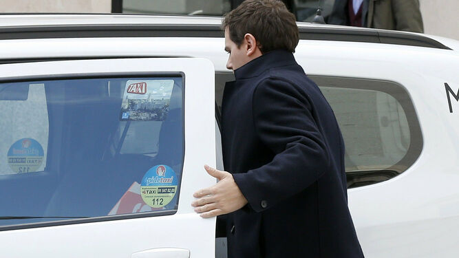 Albert Rivera coge un taxi al salir del Congreso de los Diputados