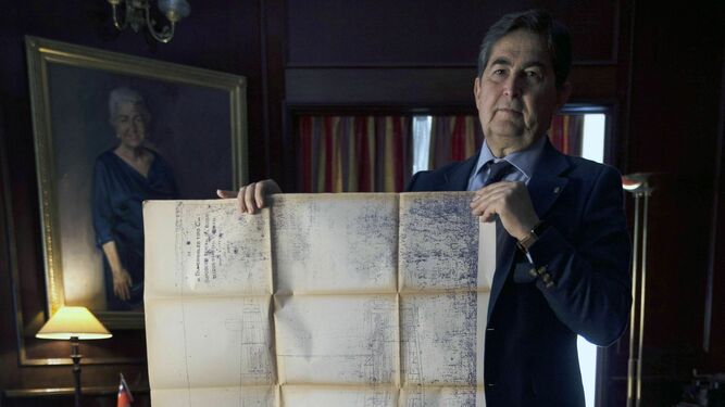 El abogado malagueño Antonio Checa muestra un plano del submarino