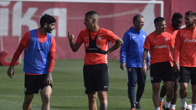 Banega dialoga con Arana en un entrenamiento del Sevilla.