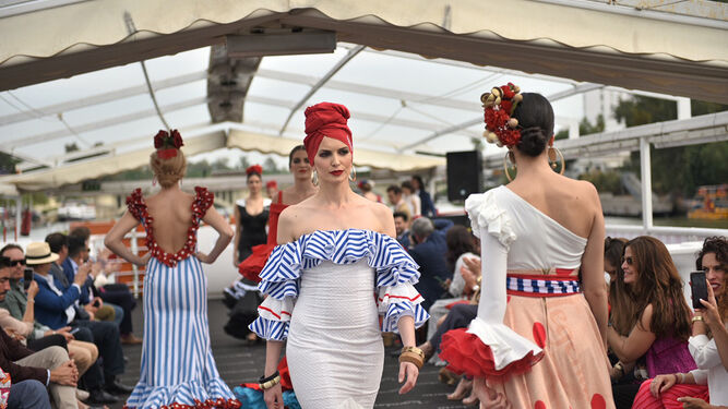 Desfile de los diseños presentados al concurso Creadores de Moda Flamenca Legendario.