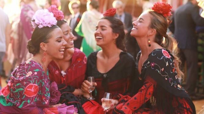 Paula Ordovás disfrutando con sus amigas de la Feria de Sevilla. Fotografía: Andrew Jim