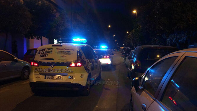 Varias patrullas de la Policía Local de Sevilla en el barrio donde se produjo el atropello.