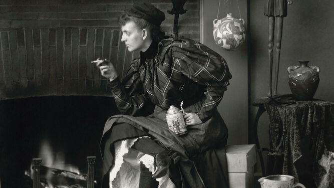 Autorretrato de 1896 de la fotógrafa Frances Benjamin Johnston caracterizada según el ideal de 'New Woman' de la época..