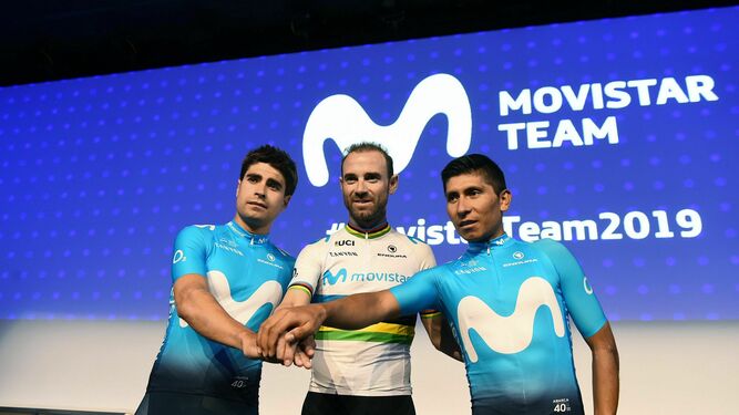 Landa (izqda), junto a Valverde y Quintana en la presentación del equipo Movistar