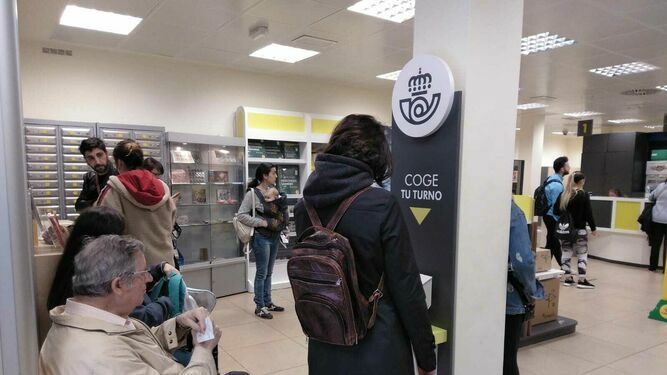 Colas en una oficina de Correos de Sevilla día antes de las elecciones generales de 2019.