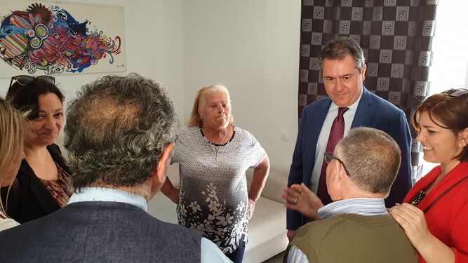 El alcalde Juan Espadas durante su visita a las familias que han regresado a Los Pajaritos.