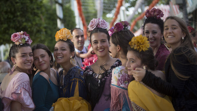 Mujeres en el real de la Feria bajo el pentagrama de los farolillos.